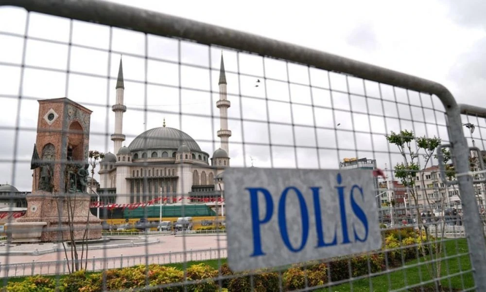 Κωνσταντινούπολη: Με οδοφράγματα «οχυρώνονται» στην πλατεία Ταξίμ παραμονή Πρωτομαγιάς